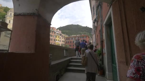 Toeristen Wandelen Langs Kust Van Vernazza — Stockvideo