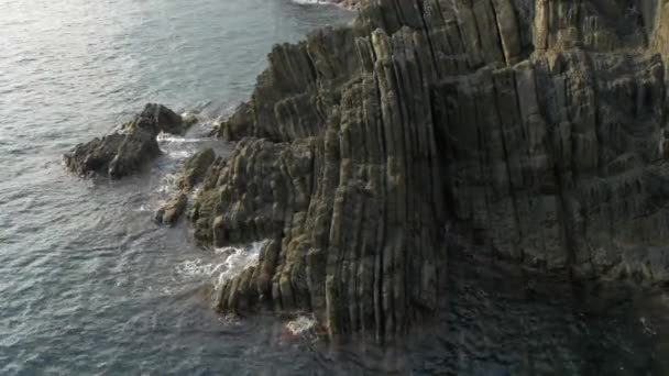 Wellen Spülen Die Klippen Cinque Terre — Stockvideo