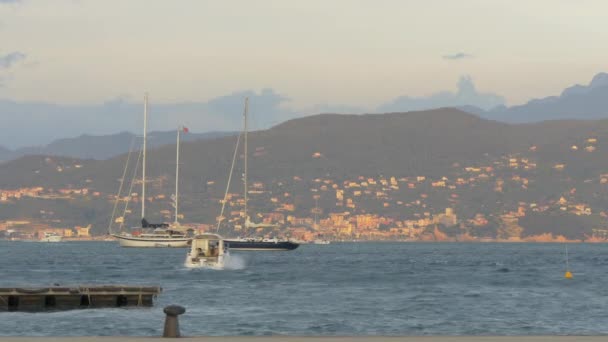 Boote Auf Dem Meer Der Nähe Der Ligurischen Küste — Stockvideo