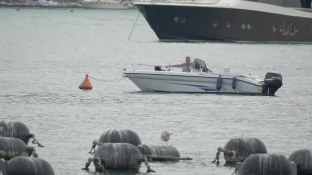 Hombre Sentado Barco Anclado — Vídeo de stock