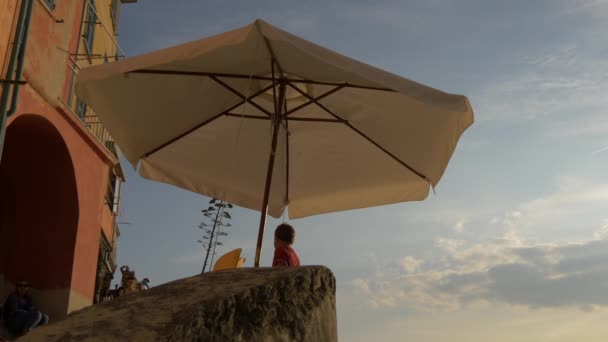 Parapluie Près Bâtiment — Video