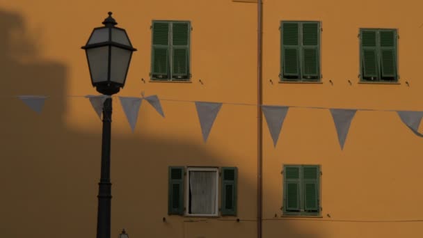 Palo Della Lampada Bandiere Appese Fronte Edificio — Video Stock