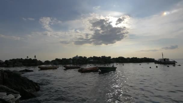 防波堤の石の近くに係留ボート — ストック動画