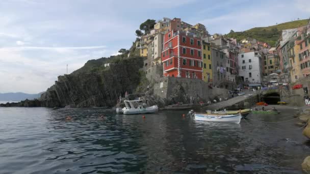 Σκάφη Πλησιάζουν Χωριό Riomaggiore — Αρχείο Βίντεο