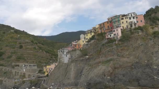 Kayalıklara Yığılmış Renkli Evler — Stok video