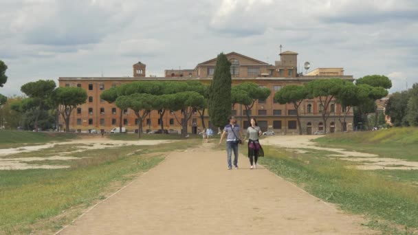 Paar Wandelingen Een Steegje Circus Maximus — Stockvideo