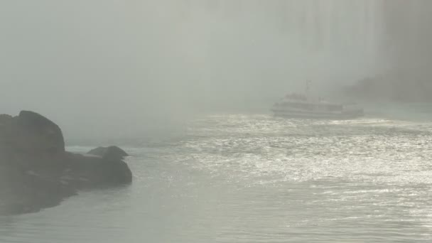 Sightseeing Boat Mist — Stockvideo