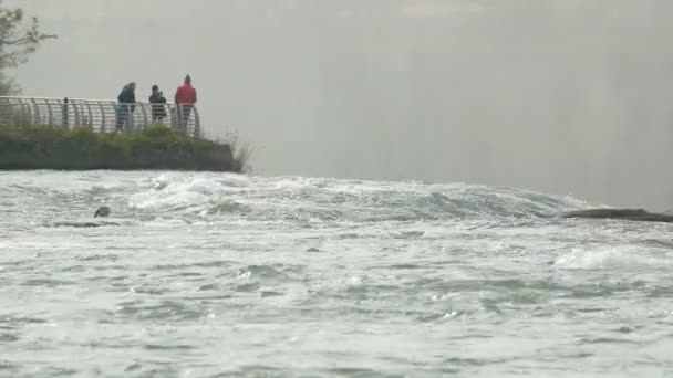 People Edge Niagara Falls — Vídeo de Stock