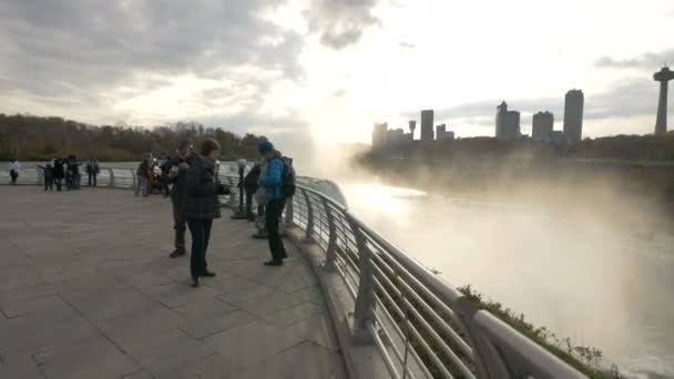 Visiting Niagara Bridal Veil Viewpoint — Stockvideo