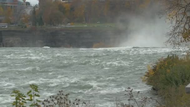 Niagara River Fließt Den Wasserfall — Stockvideo