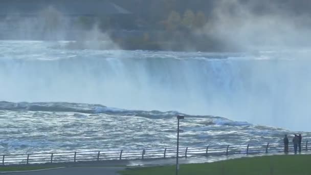 Niagara Falls Flowing Tourist Attraction — Stockvideo