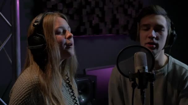 Bir Kayıt Stüdyosunda Şarkı Söyleyen Müzisyenler — Stok video