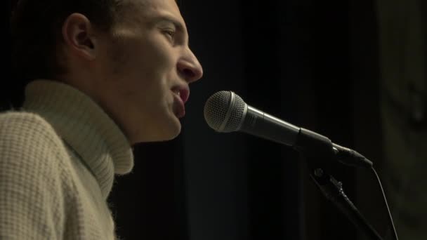 Ein Mann Singt Das Intro Mit Einem Mikrofon — Stockvideo