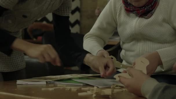 Çocuklar Tahta Bir Oyuncak Monte Ediyorlar — Stok video