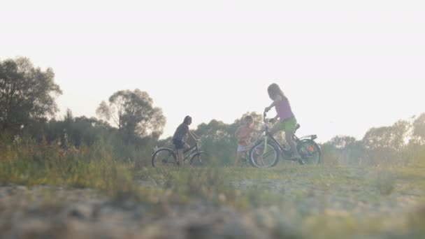 Chicas Montando Bicicletas Campo — Vídeo de stock