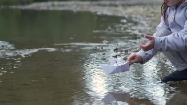Kız Nehirde Kağıt Tekne Fırlatıyor — Stok video