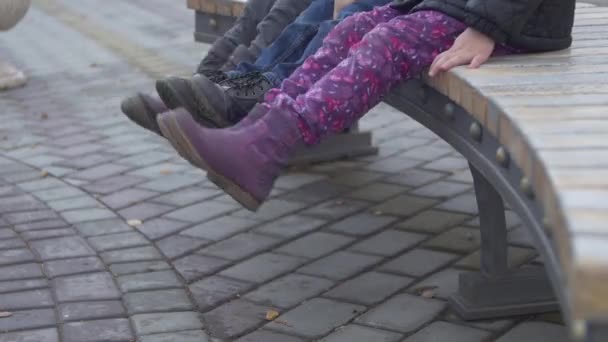 Zugeschnittene Aufnahmen Von Kindern Die Auf Bank Sitzend Die Beine — Stockvideo