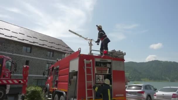 Brandweerman Spettert Water Uit Een Vrachtwagen — Stockvideo