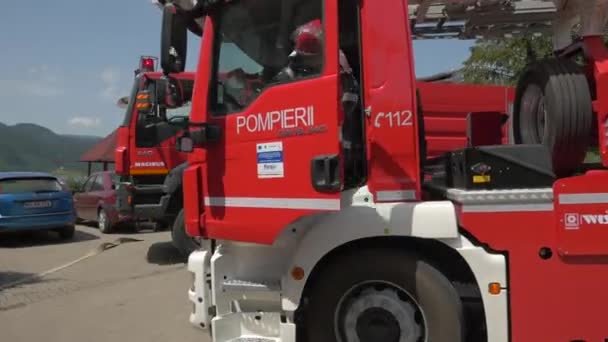 Vigili Del Fuoco Vicino Camion Dei Pompieri — Video Stock