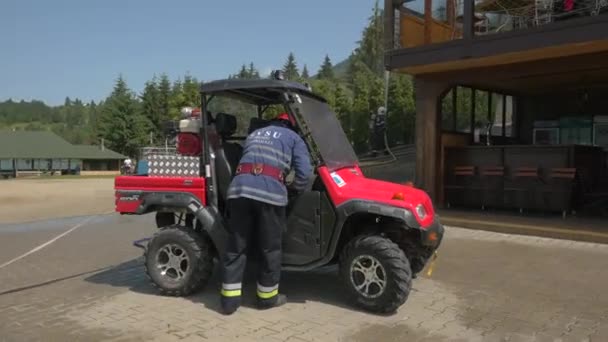 Пожарный Возле Квадроцикла — стоковое видео