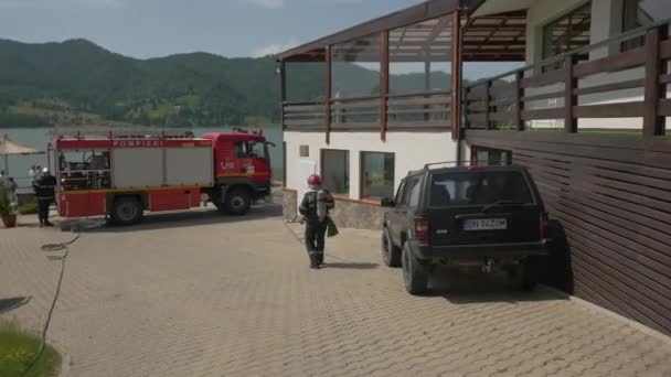 Bombero Tirando Una Manguera Incendios — Vídeo de stock