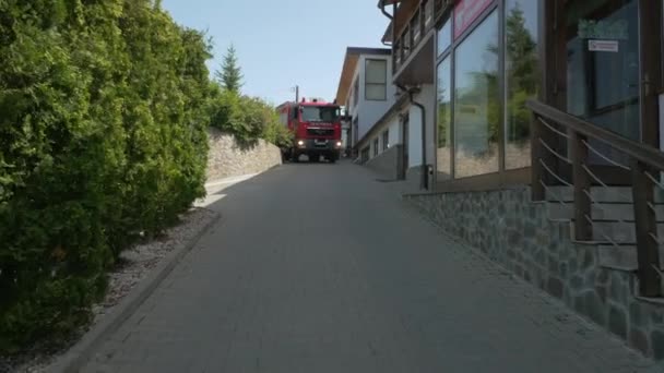 Camión Bomberos Conduciendo Callejón Pavimentado — Vídeos de Stock