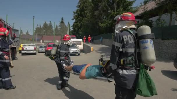 Brandweermannen Die Het Slachtoffer Een Brancard Dragen — Stockvideo