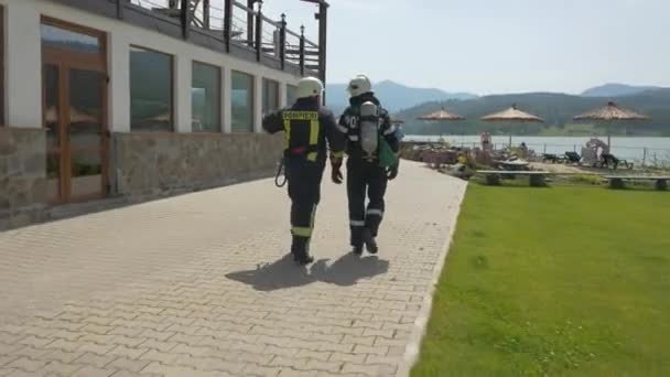 消防队员在海滨长廊上行走 — 图库视频影像