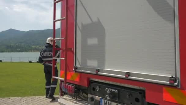 Strażacy Biorący Sprzęt Ciężarówki — Wideo stockowe
