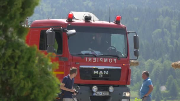 Πυροσβέστες Που Περνούν Από Πυροσβεστικό Όχημα — Αρχείο Βίντεο