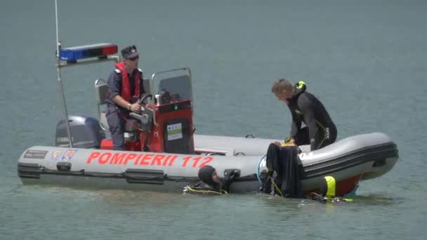 Subacquei Ottenere Manichino Nella Barca Soccorso — Video Stock