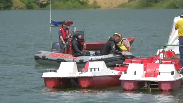 Mergulhadores Sentados Barco Motor — Vídeo de Stock