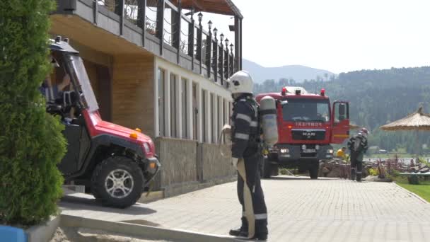 Strażacy Przeprowadzający Ćwiczenia Przeciwpożarowe — Wideo stockowe
