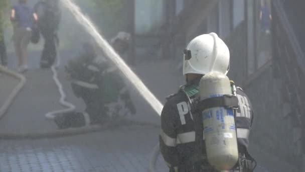 Feuerwehrmann Spritzt Wasser Video — Stockvideo