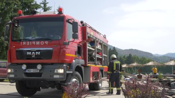 Bombero Tomando Equipo Del Camión — Vídeos de Stock