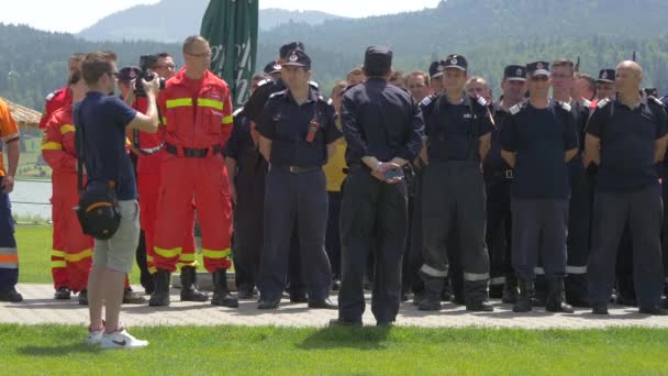 Bombeiros Alinhados Para Instruções — Vídeo de Stock