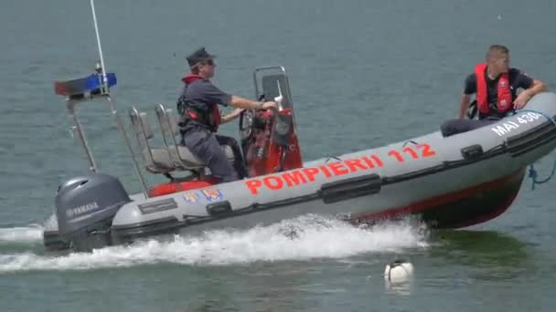 Vigili Del Fuoco Che Navigano Barca Motore — Video Stock