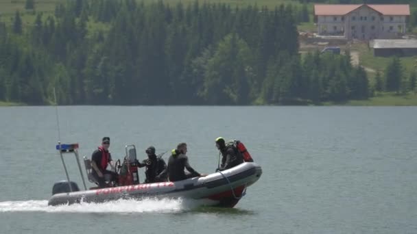 Dykkere Som Seiler Med Motorbåt – stockvideo