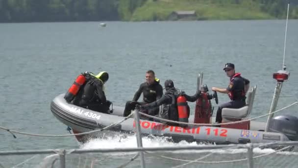 Dalgıçlar Bir Motorlu Tekneyle Yelken Açıyorlar — Stok video