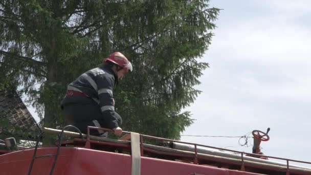 Strażak Stojący Dachu Wozu Strażackiego — Wideo stockowe