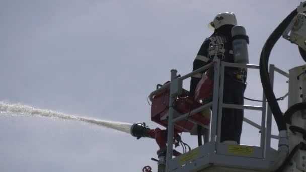 Вид Пожарного Плещущего Воду — стоковое видео