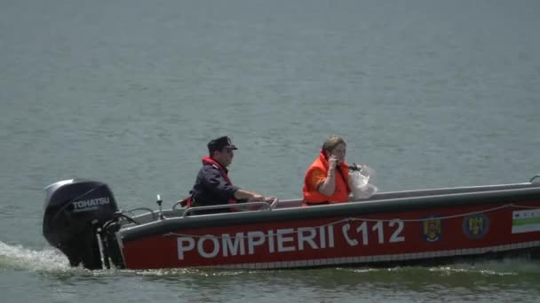 Bombeiros Navegando Barco Motor — Vídeo de Stock