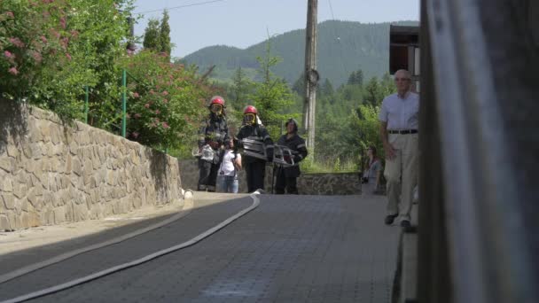 Πυροσβέστης Περπατά Πλακόστρωτο Πεζοδρόμιο — Αρχείο Βίντεο