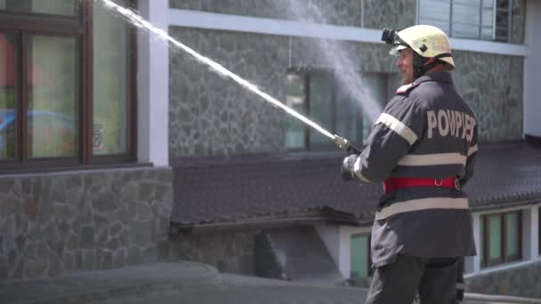 Πυροσβέστης Ρίχνει Νερό Τζετ — Αρχείο Βίντεο