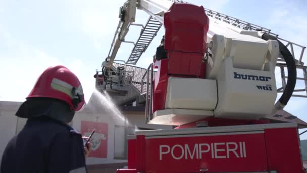Strażacy Ćwiczący Ćwiczenia Przeciwpożarowe — Wideo stockowe