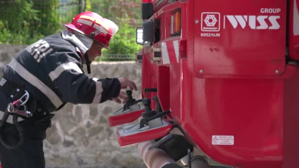 Bombero Ajustando Presión Del Agua — Vídeos de Stock