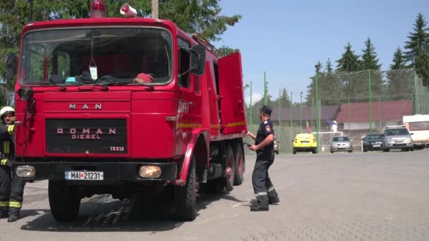 Pompier Monter Dans Camion Pompiers — Video