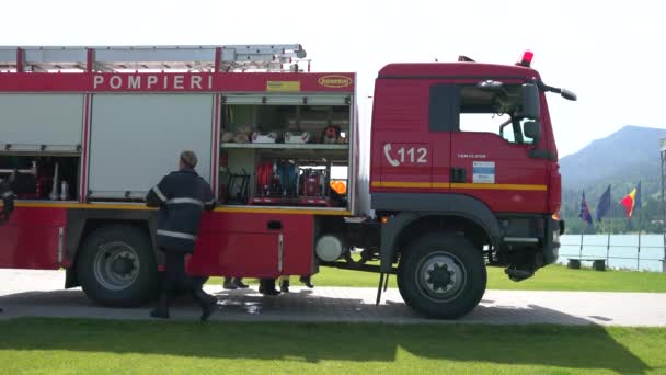 Feuerwehrleute Bereiten Den Lastwagen Vor — Stockvideo