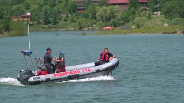 Brandweerlieden Varen Met Een Motorboot — Stockvideo