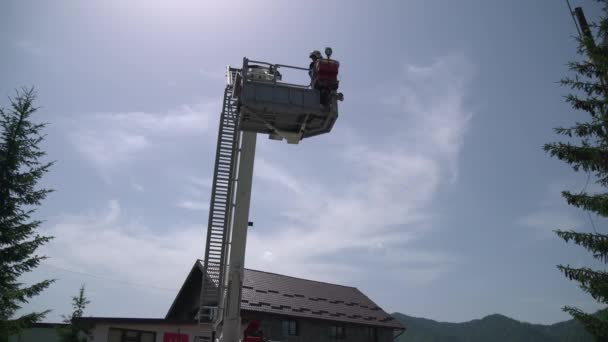 Feuerwehrmann Steigt Mit Mobiler Plattform Auf — Stockvideo